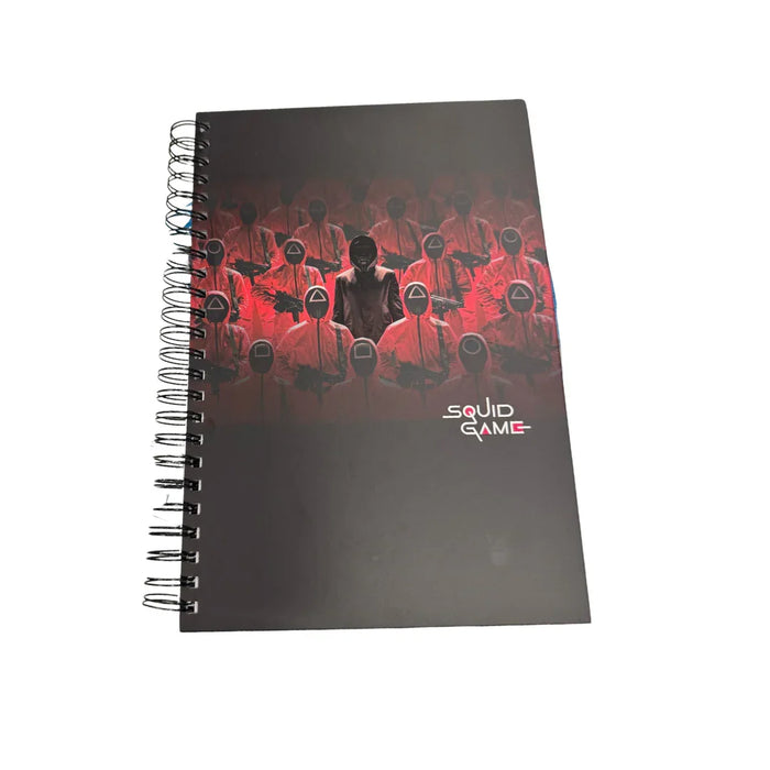 Cahier à spirale Squid Game avec gardes en combinaison rouge sur couverture noire