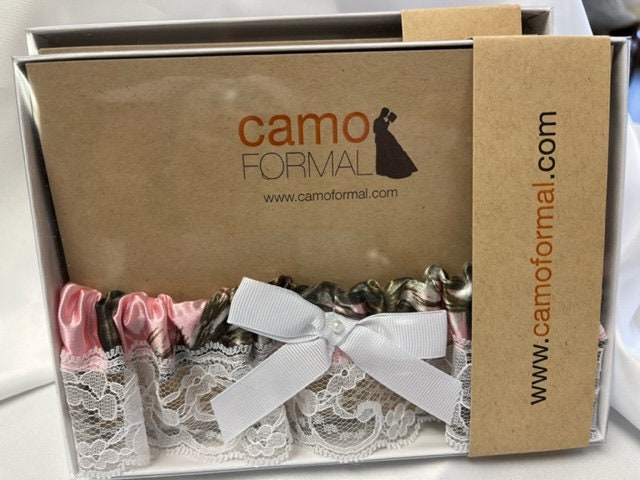 Camo Garter APG Pearl/White Ribbon Boxed