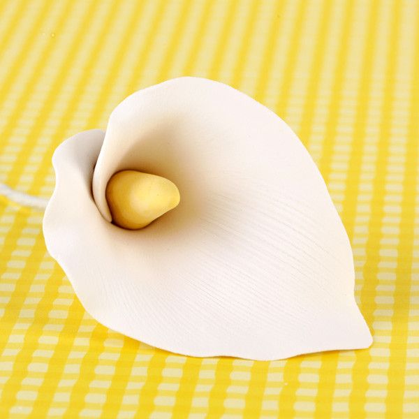 Gumpaste Calla Lily Sugarflower cake topper perfect for cake decorating fondant cakes, birthday cakes, custom cakes. Wholesale sugarflowers & cake supply.