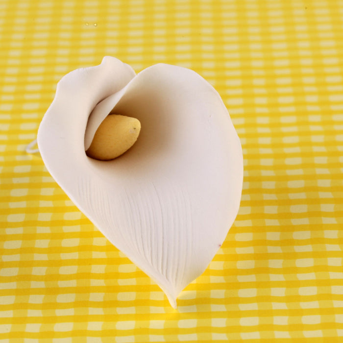 Edible Gumpaste Large Calla Lily sugar flower cake toppers and cake decorations perfect for cake decorating rolled fondant wedding cakes, cupcakes and birthday cakes and cupcakes.  Edible Cake Decoration and wholesale cake supplies.