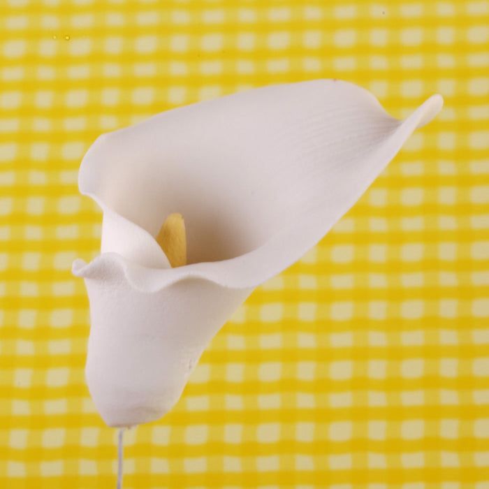 Edible Gumpaste Large Calla Lily sugar flower cake toppers and cake decorations perfect for cake decorating rolled fondant wedding cakes, cupcakes and birthday cakes and cupcakes.  Edible Cake Decoration and wholesale cake supplies.