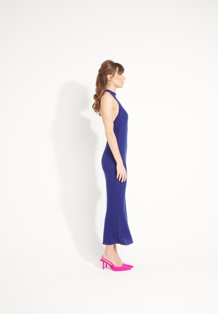 AVA 19 Longue robe dos nu en cachemire à maille côtelée bleu nuit