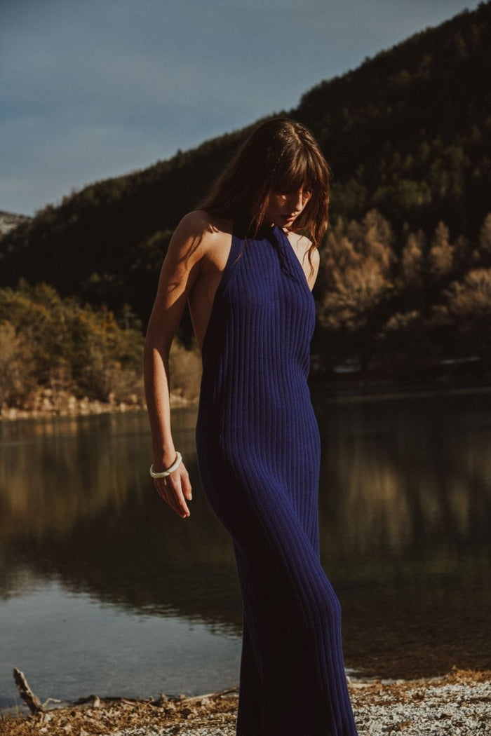 AVA 19 Longue robe dos nu en cachemire à maille côtelée bleu nuit