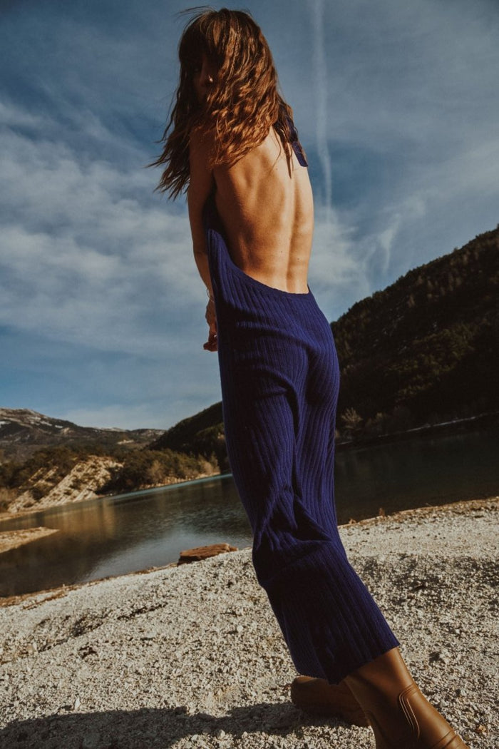 AVA 19 Longue robe dos nu en cachemire à maille côtelée bleu nuit