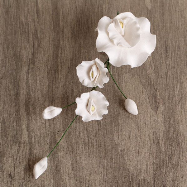 White Gumpaste Sweet Pea Filler sugarflower cake decorations perfect for cake decorating fondant cakes and cupcakes.  Wholesale sugarflowers. Caljava