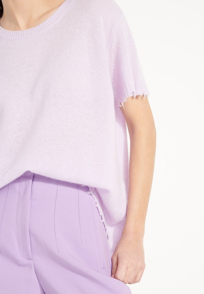 AVA 6 T shirt en cachemire déjaugé col rond manches courtes avec finitions ciselées lilas